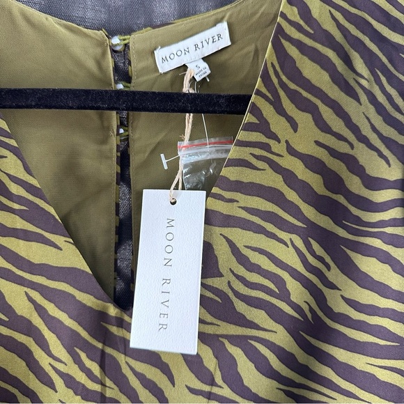 Moon River Green Long Sleeve Gown with V-neck - Picture 3 of 8